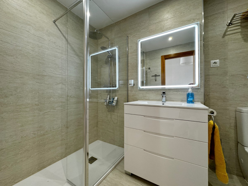 HR402 bathroom with shower